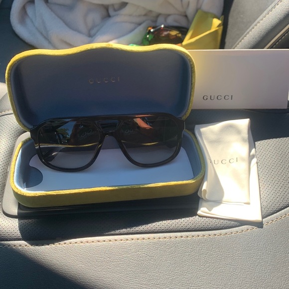 Like new authentic Gucci sunglasses! - Picture 1 of 4